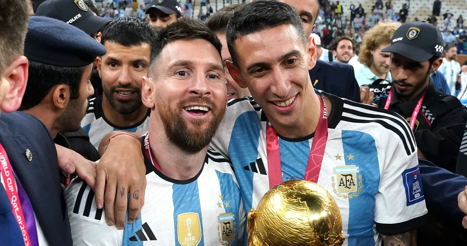 Jugadores argentinos celebrando con el trofeo de la FIFA