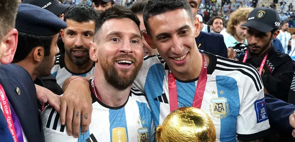 Jugadores argentinos celebrando con el trofeo de la FIFA