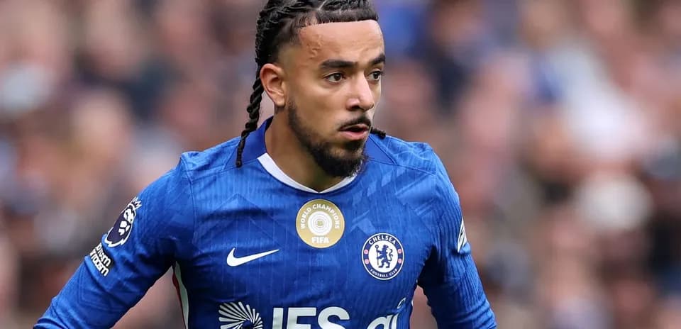 Jugador de Chelsea corriendo con balón en campo