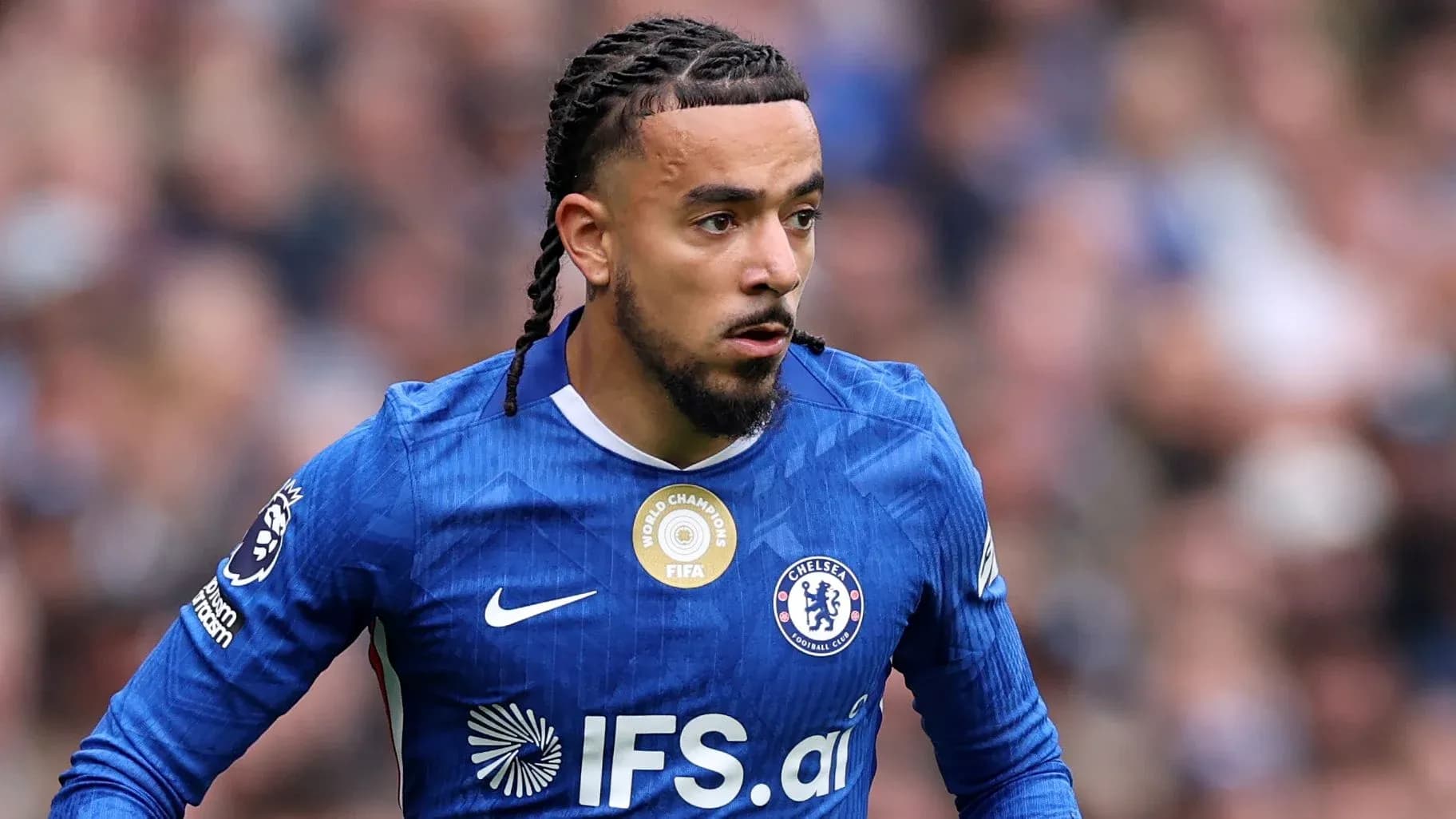 Jugador de Chelsea corriendo con balón en campo