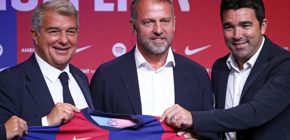 Tres personas sosteniendo una camiseta del FC Barcelona