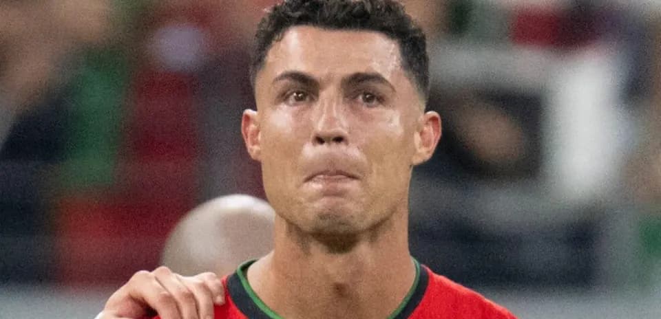 Jugador de fútbol con camiseta roja en el campo