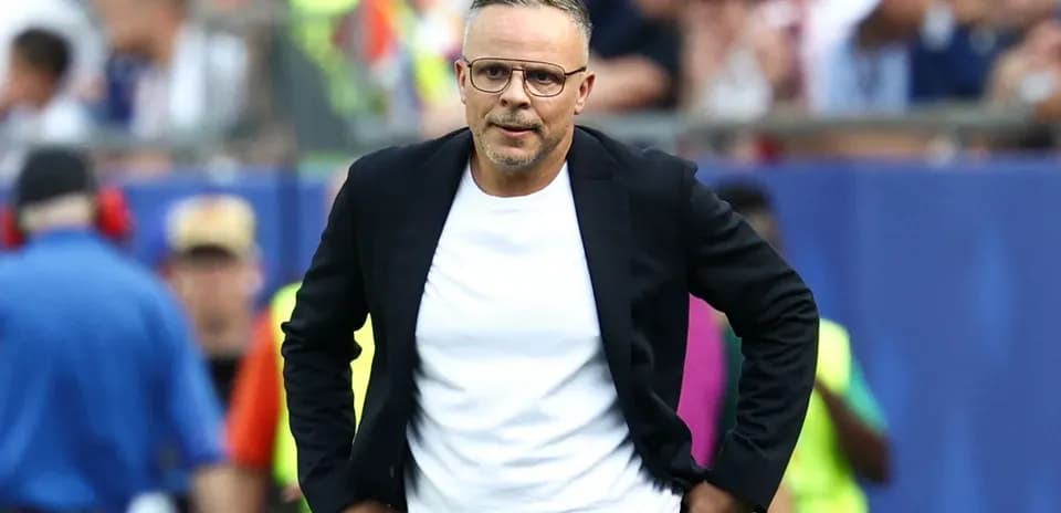 Entrenador en el banquillo durante un partido