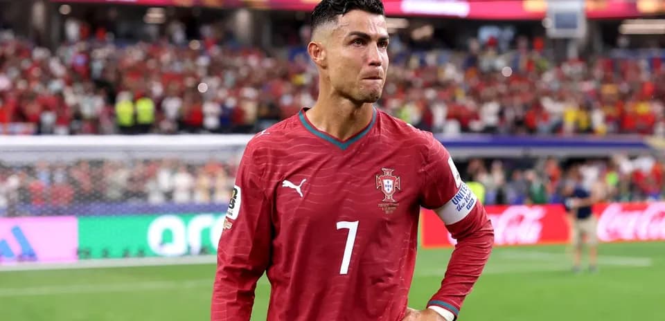 Cristiano Ronaldo en el campo después del partido