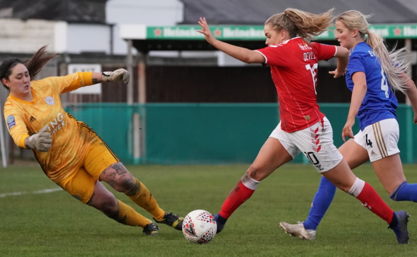 Jugadora de Charlton Athletic W supera a la portera