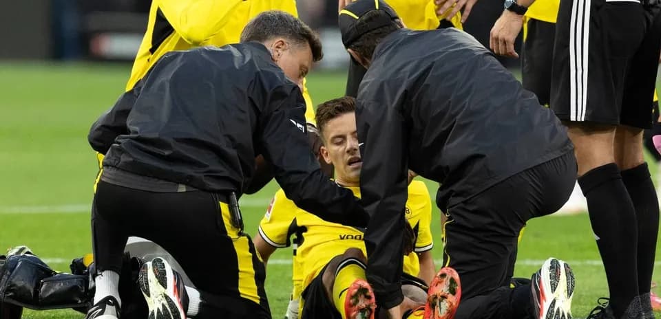 Jugadores de Borussia Dortmund recibiendo atención médica