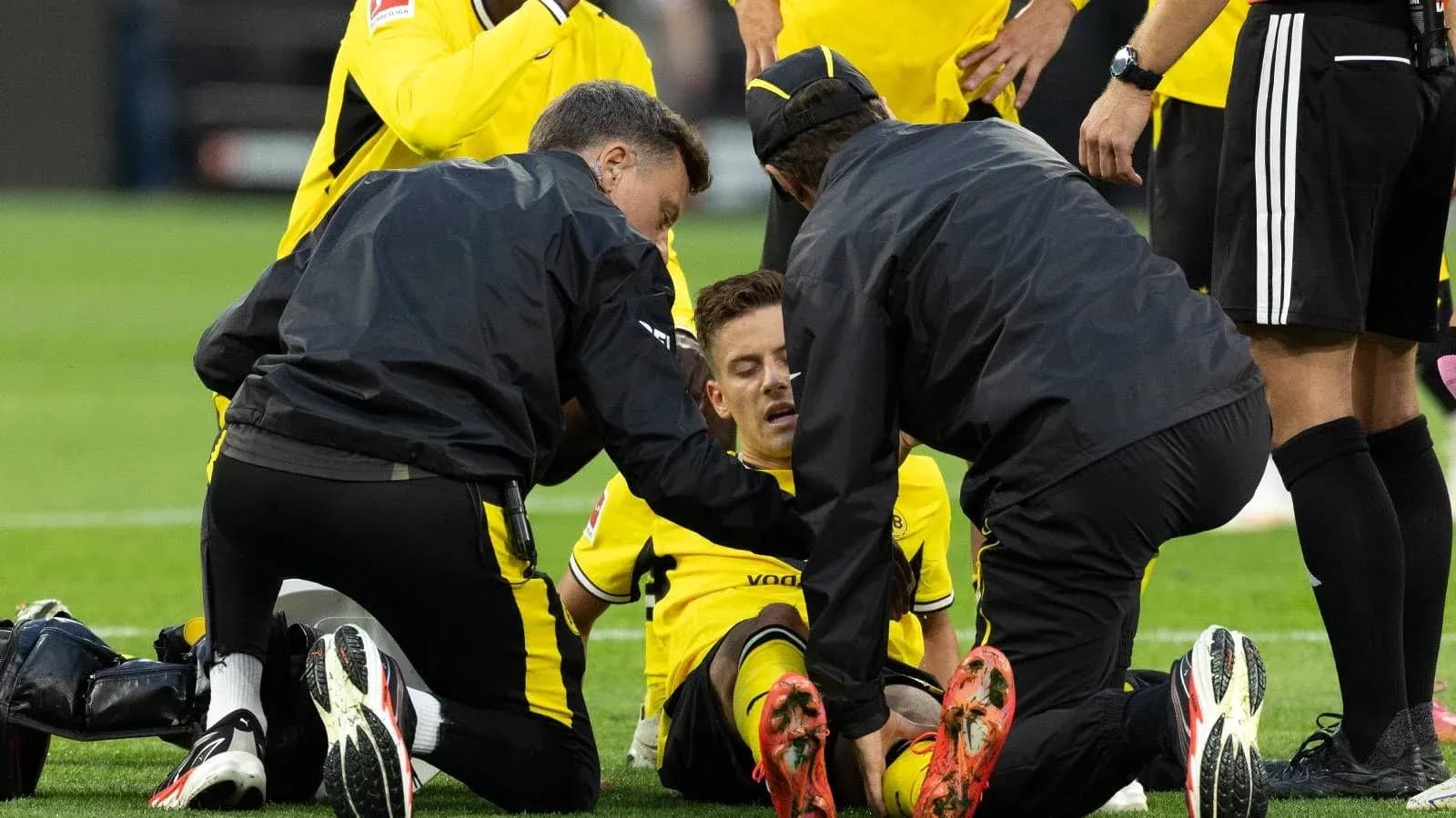 Jugadores de Borussia Dortmund recibiendo atención médica