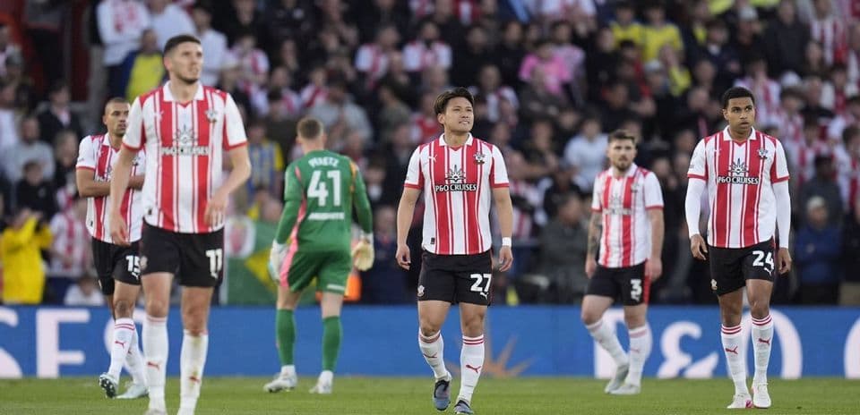 Jugadores de Southampton caminando durante un partido