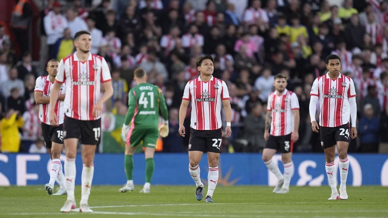Jugadores de Southampton caminando durante un partido