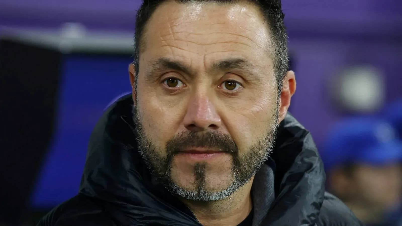 Entrenador observando el partido desde la banda