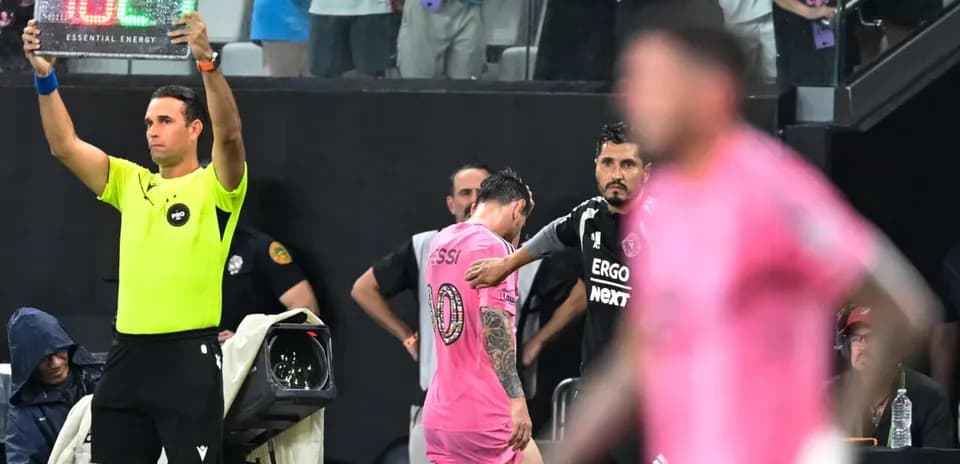 Jugador con camiseta rosa saliendo del campo