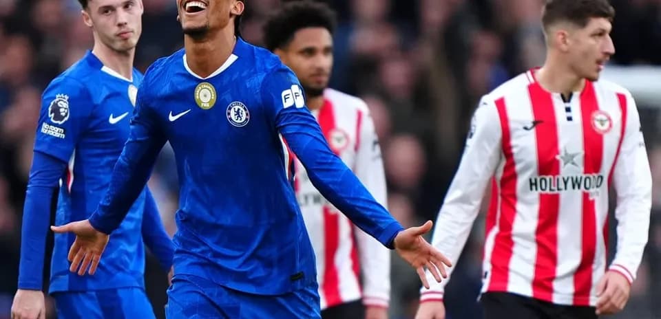 Jugadores de Brentford y Chelsea en el partido