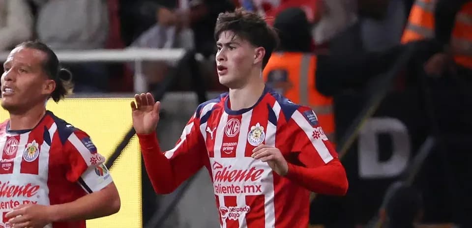 Jugadores de Chivas celebrando un gol