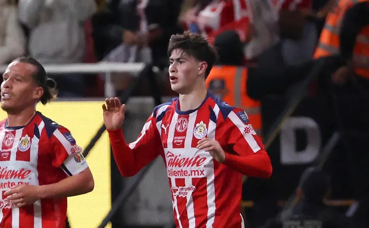 Jugadores de Chivas celebrando un gol