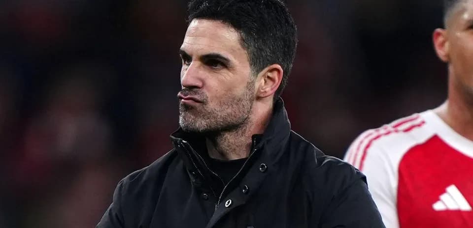 Entrenador celebrando tras un partido de fútbol