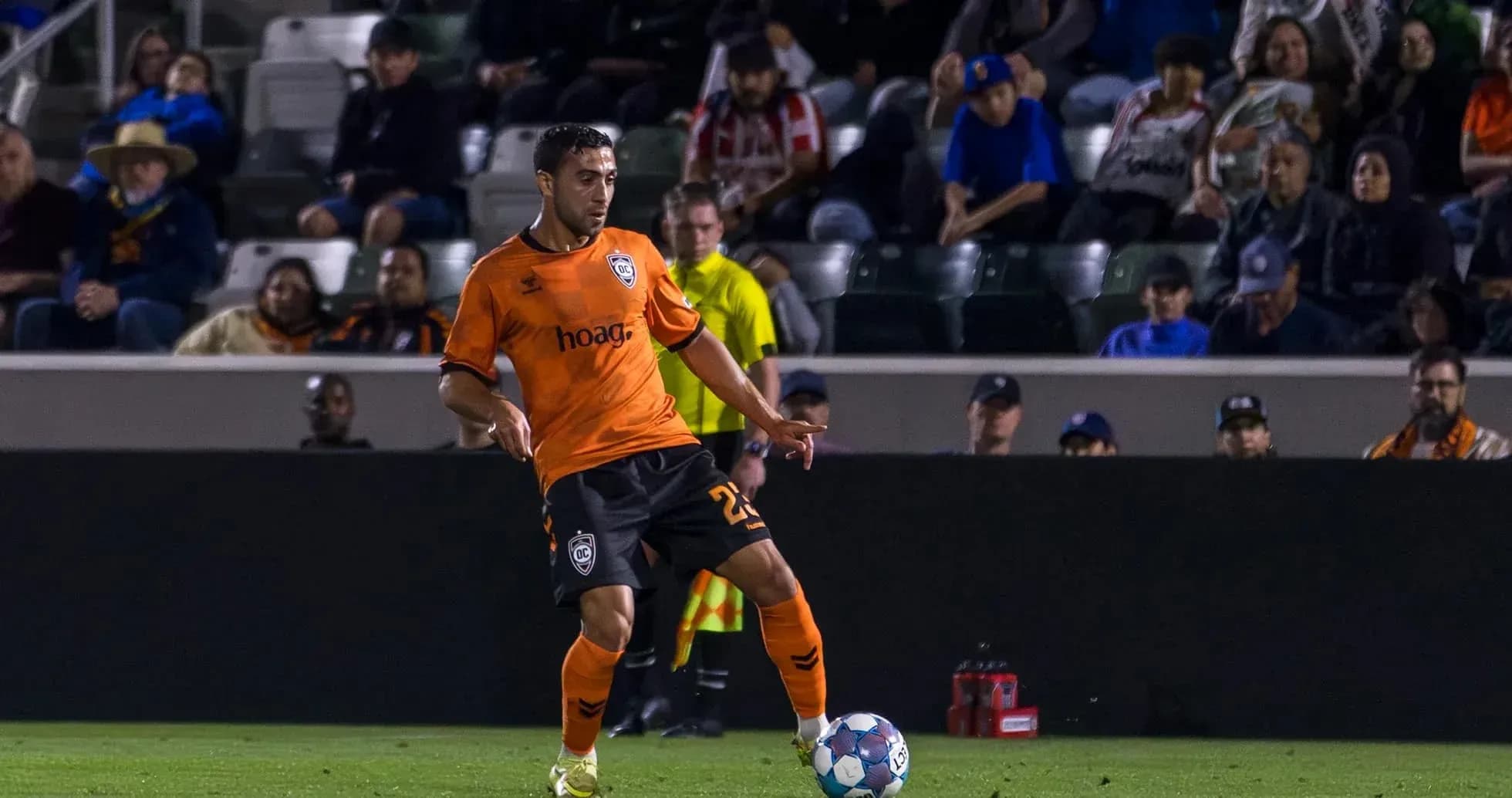Jugador de Orange County SC en acción