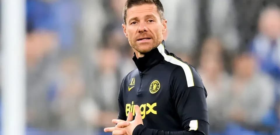 Entrenador de fútbol en el campo durante el partido