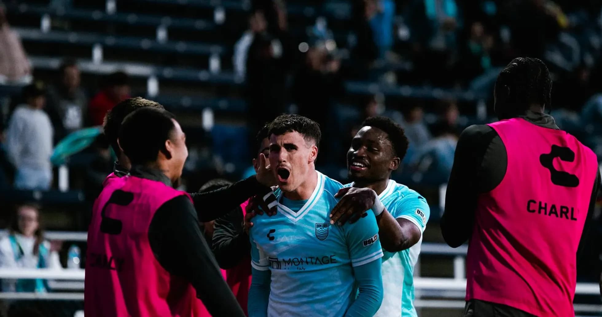 Jugadores celebrando un gol del Monterey Bay
