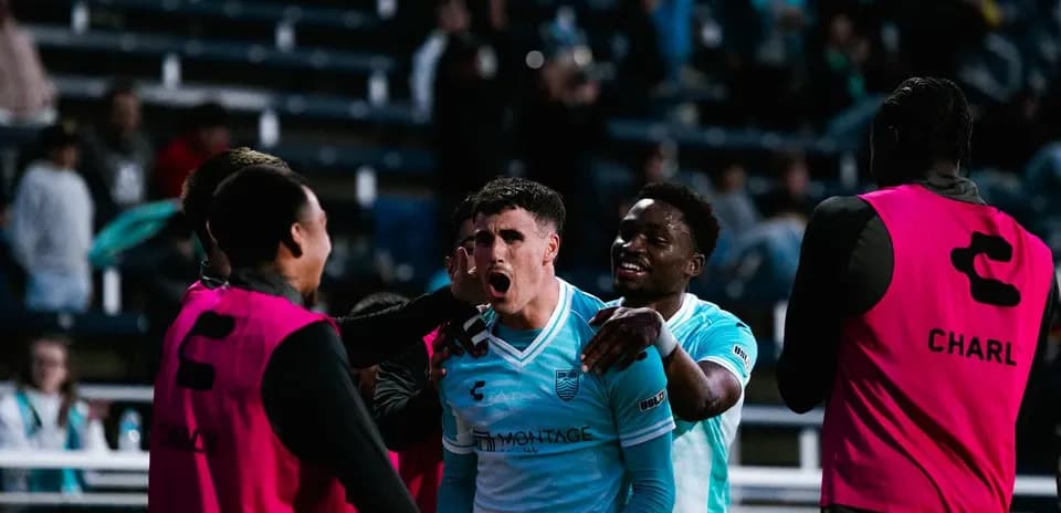 Jugadores celebrando un gol del Monterey Bay
