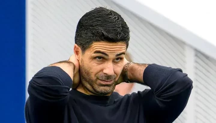 Entrenador ajustándose la camiseta en el campo
