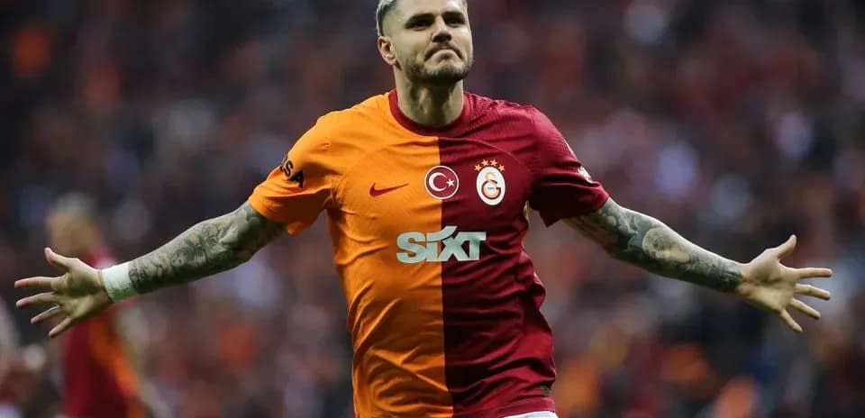 Jugador de Galatasaray celebrando un gol en el campo