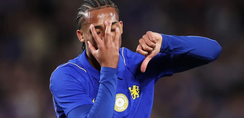 Jugador de Chelsea mostrando un gesto negativo