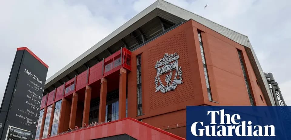 Fachada del estadio de Liverpool con el logo