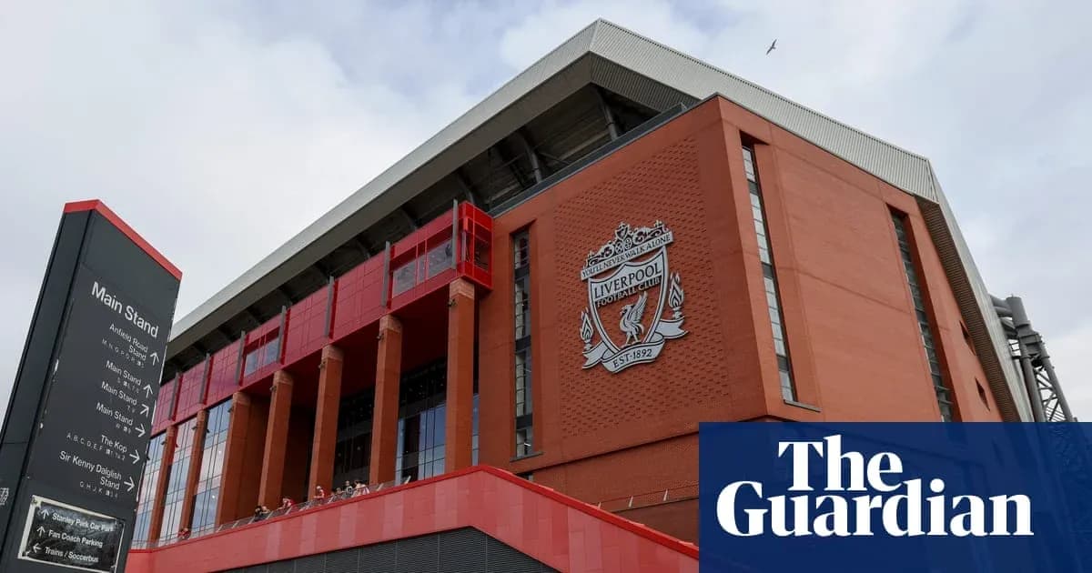 Fachada del estadio de Liverpool con el logo