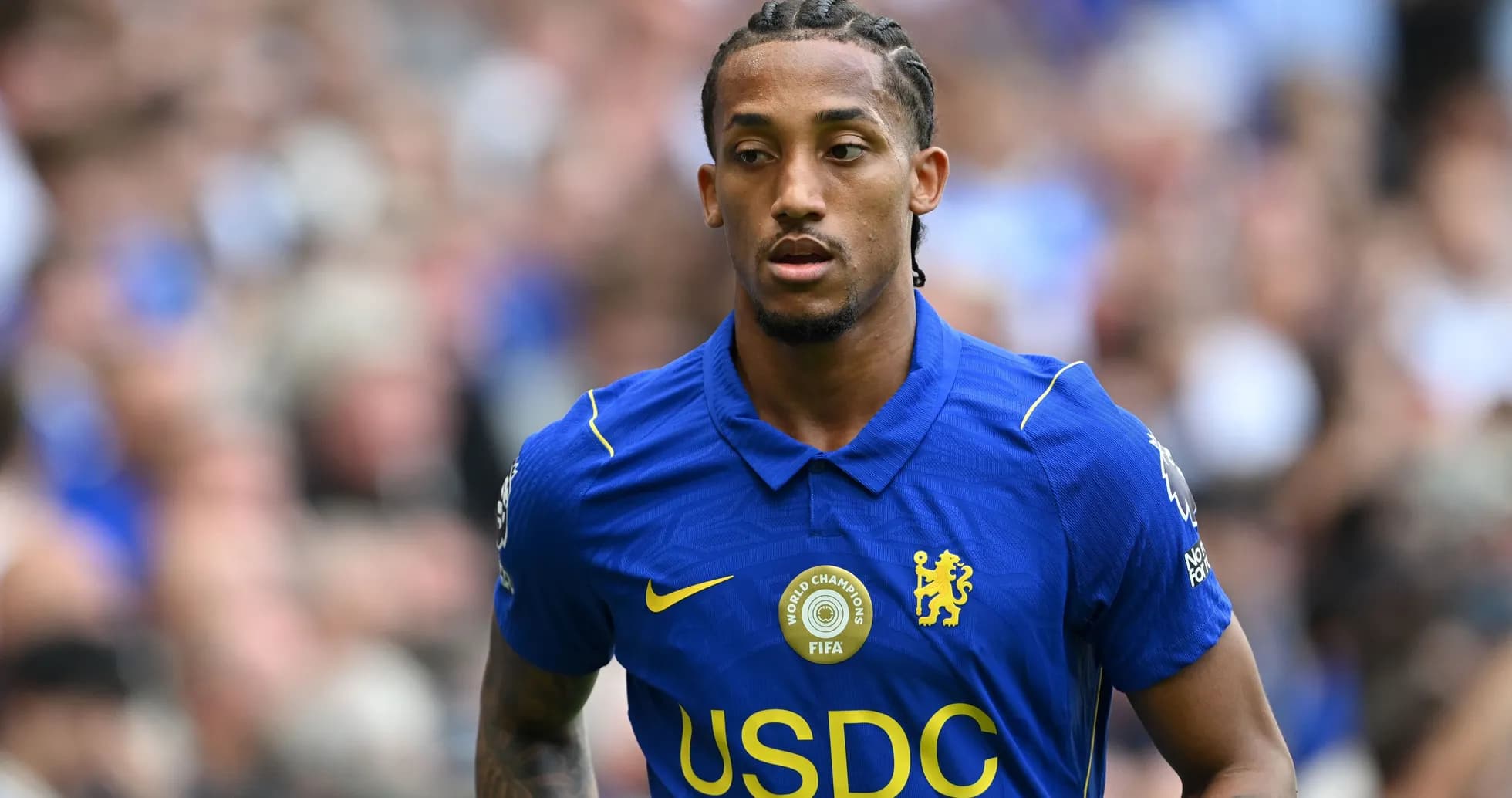 Jugador de Chelsea caminando en el campo de juego