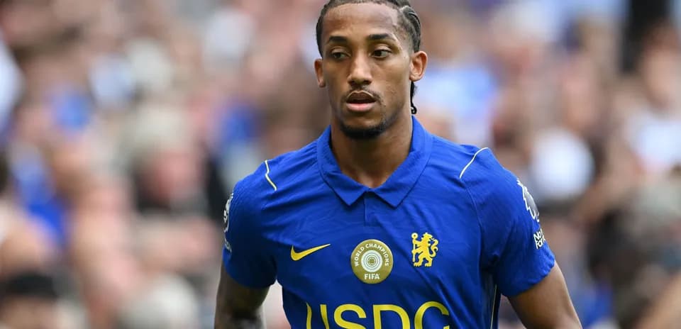 Jugador de Chelsea caminando en el campo de juego