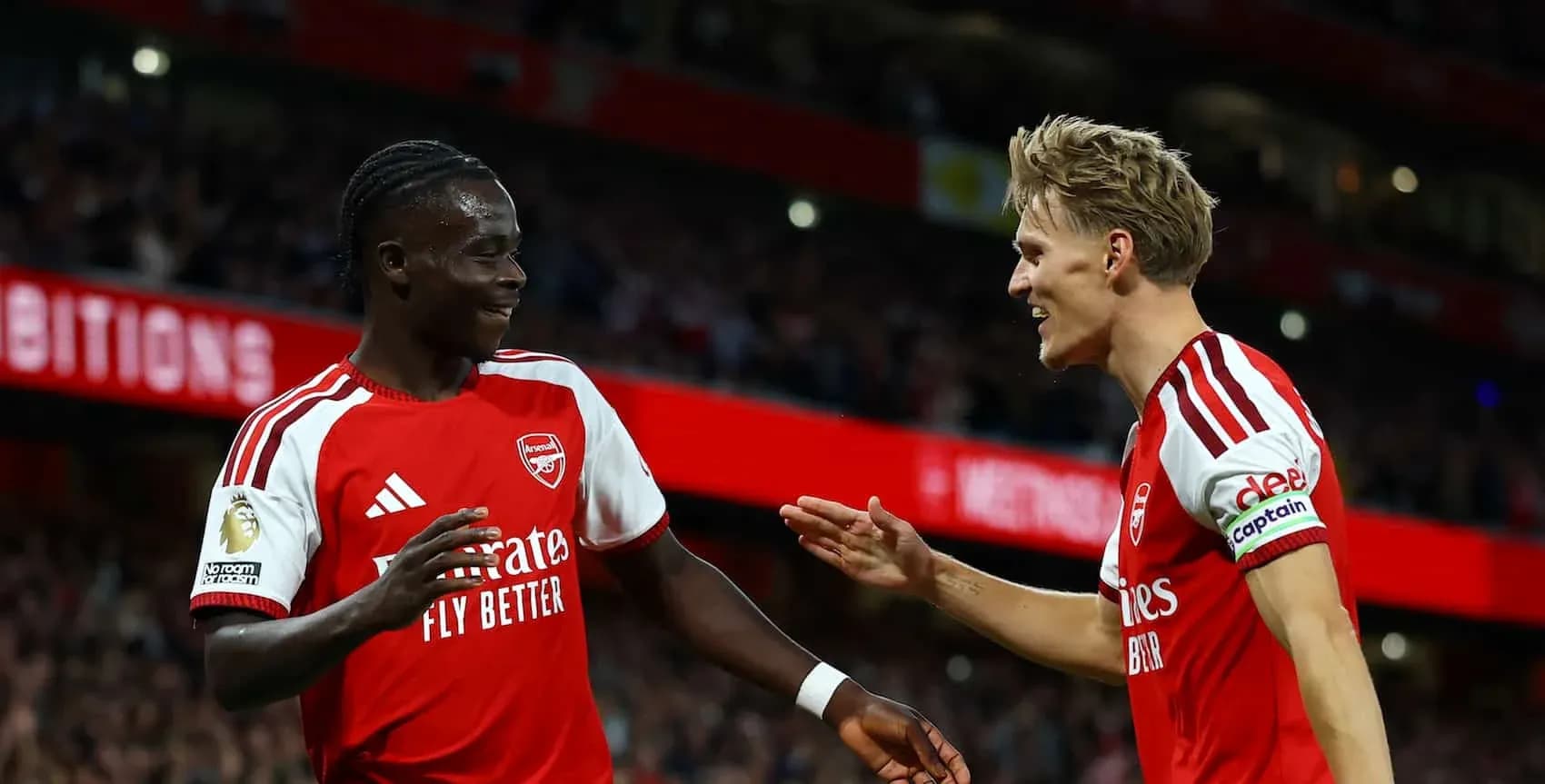 Jugadores de Arsenal celebrando durante el partido