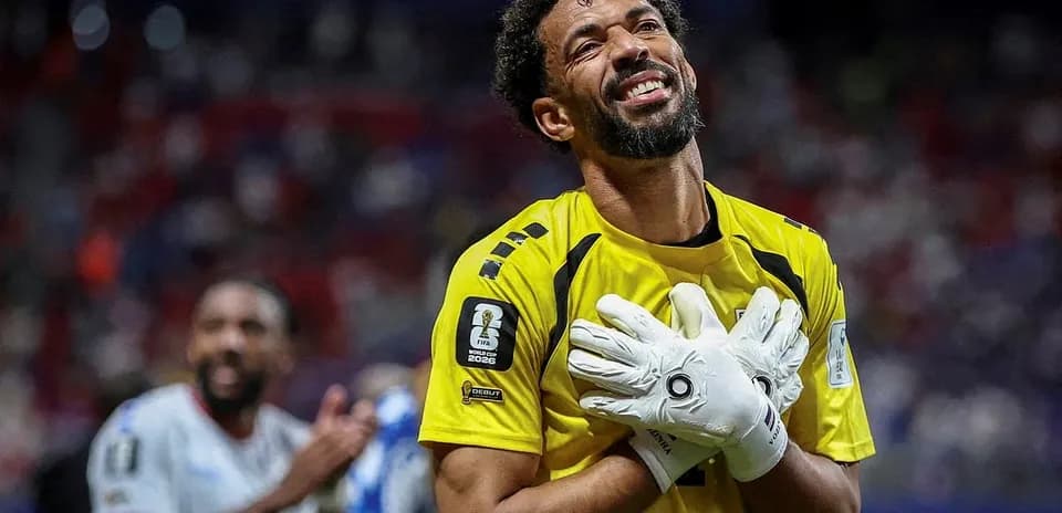 Portero sonriendo con guantes después del partido