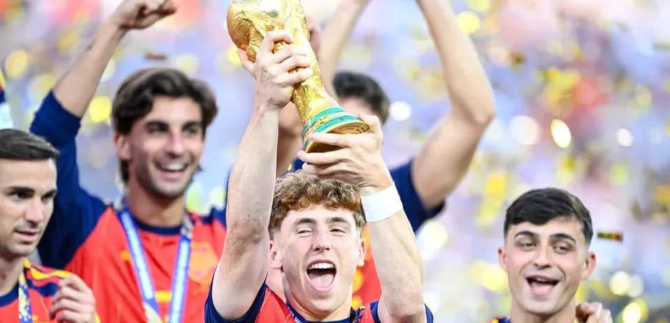 Jugador levantando la Copa del Mundo con compañeros