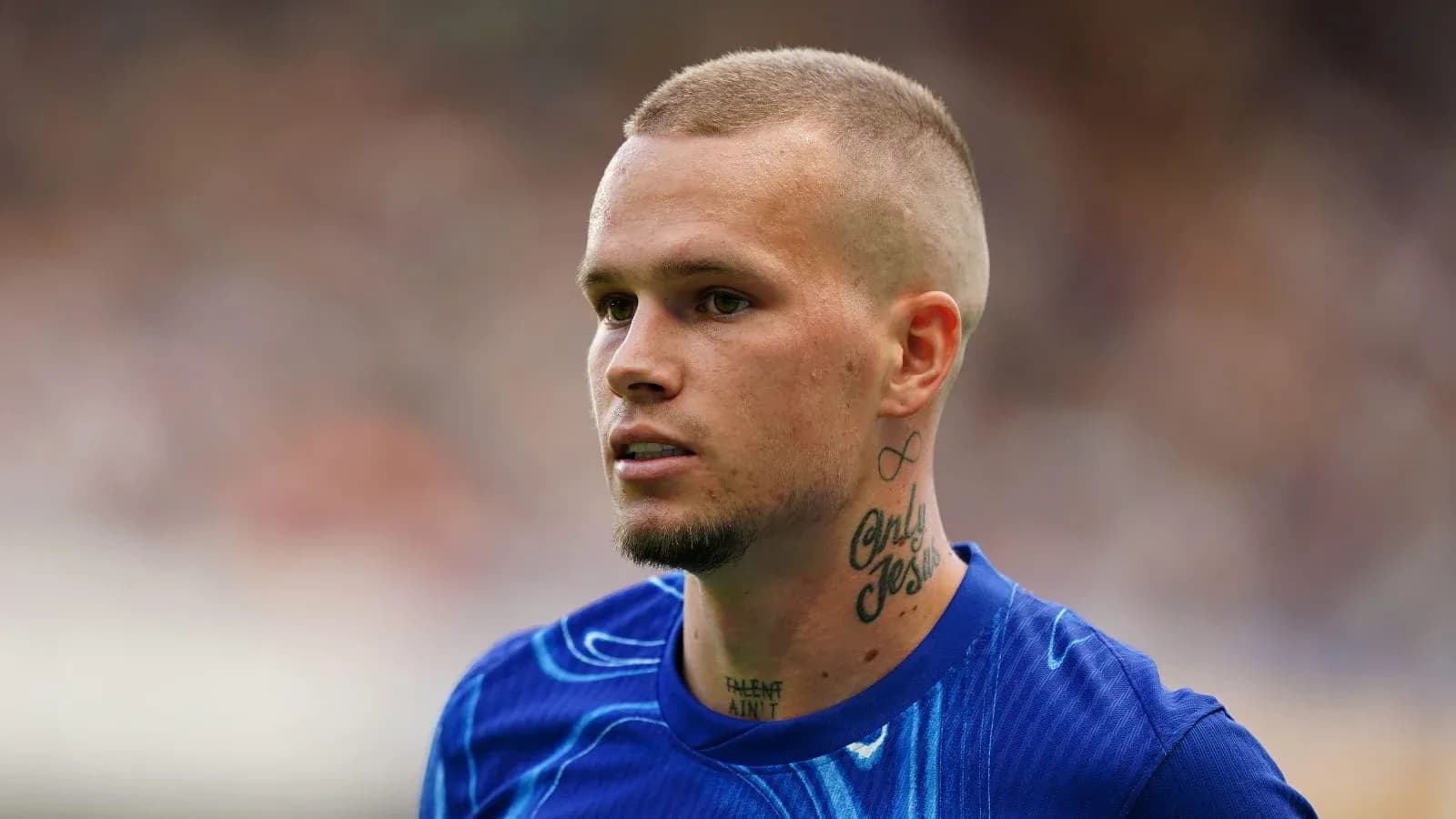 Jugador de fútbol con camiseta azul en el campo