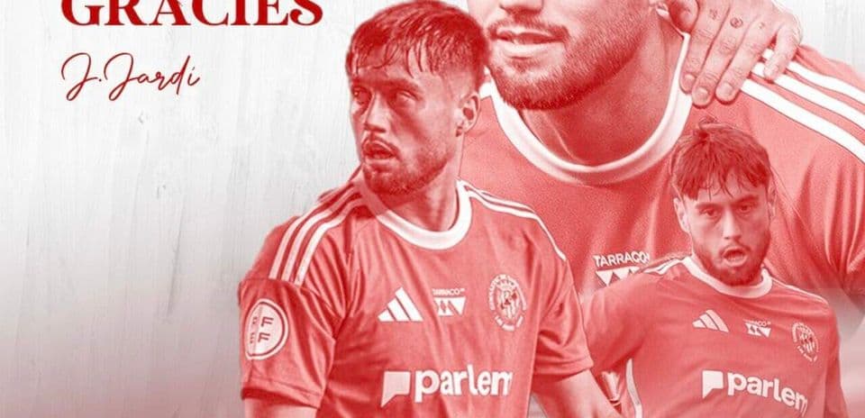 Jugador J. Jardi en varias poses con camiseta roja