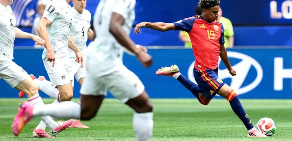 Jugador español disparando a portería