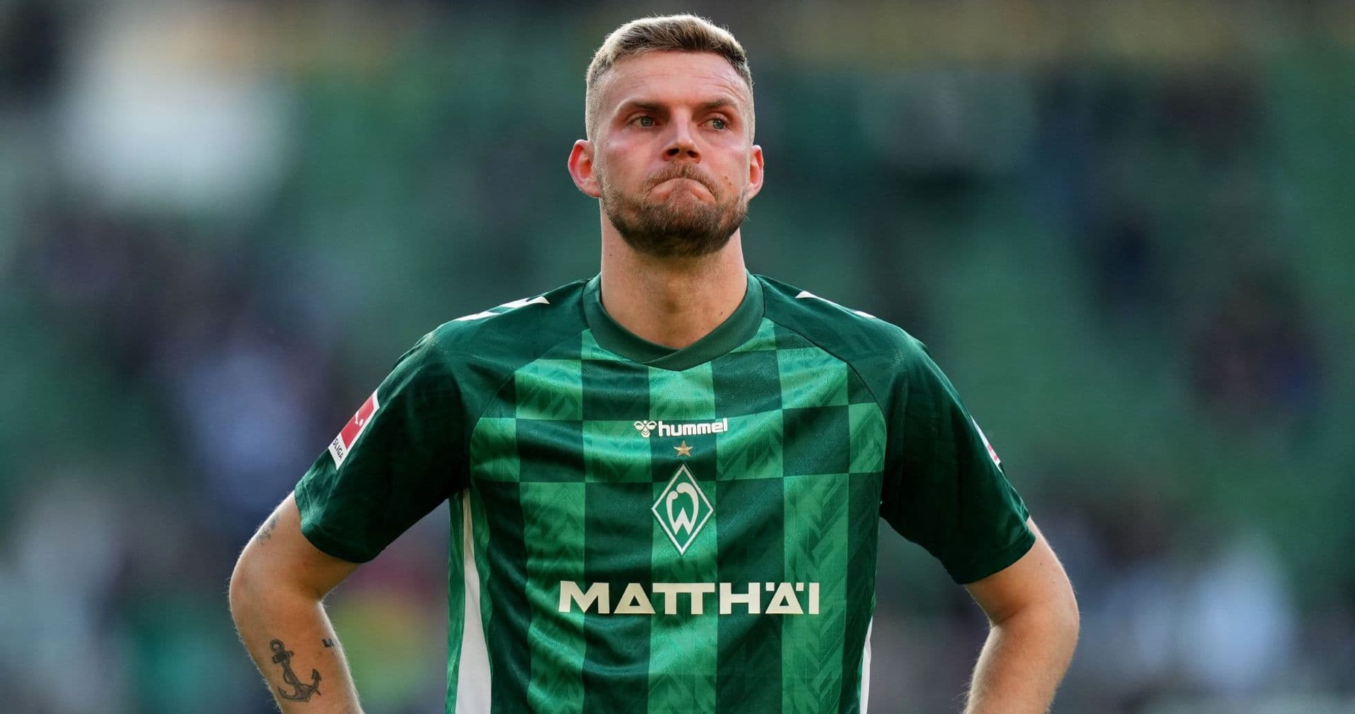 Jugador de Werder Bremen en el campo durante partido