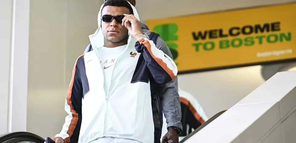 Jugador llegando al aeropuerto de Boston con maleta