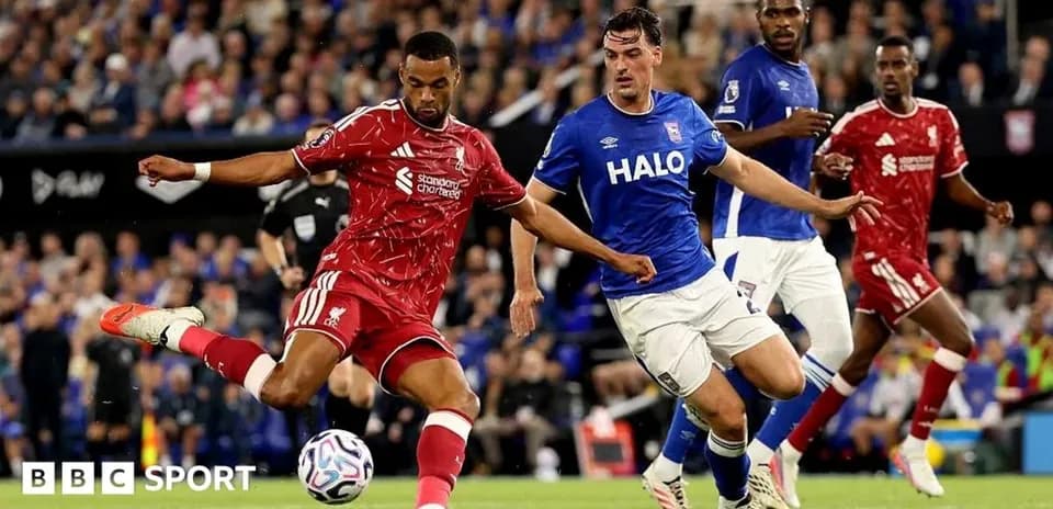 Jugador de Liverpool disparando el balón durante partido