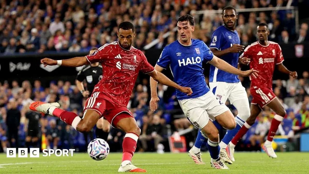 Jugador de Liverpool disparando el balón durante partido