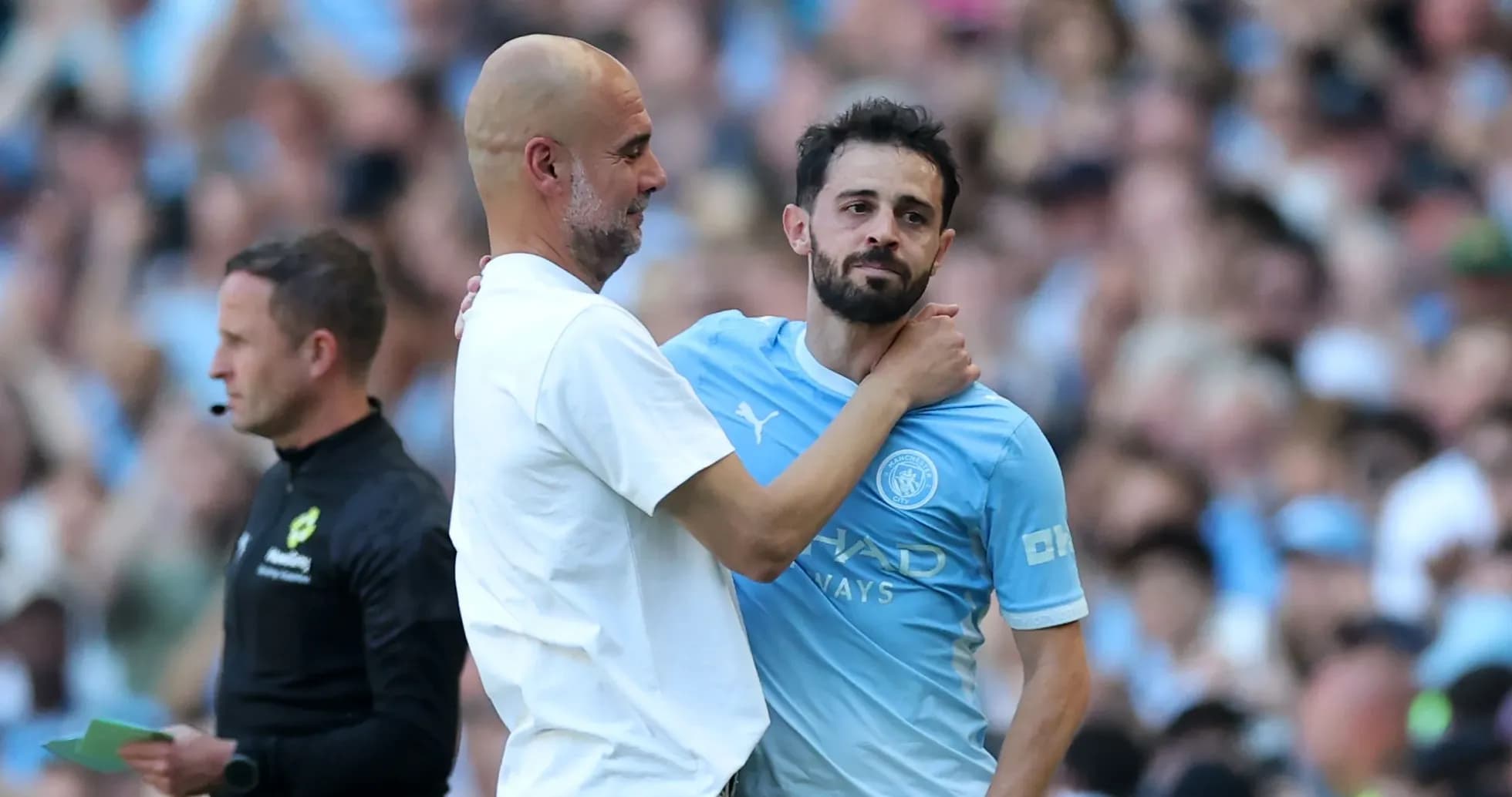 Entrenador abrazando a jugador durante el partido