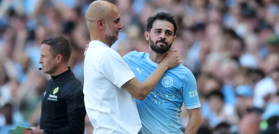 Entrenador abrazando a jugador durante el partido