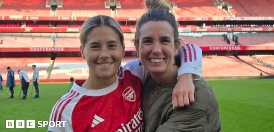 Dos jugadoras sonriendo en el estadio de Arsenal