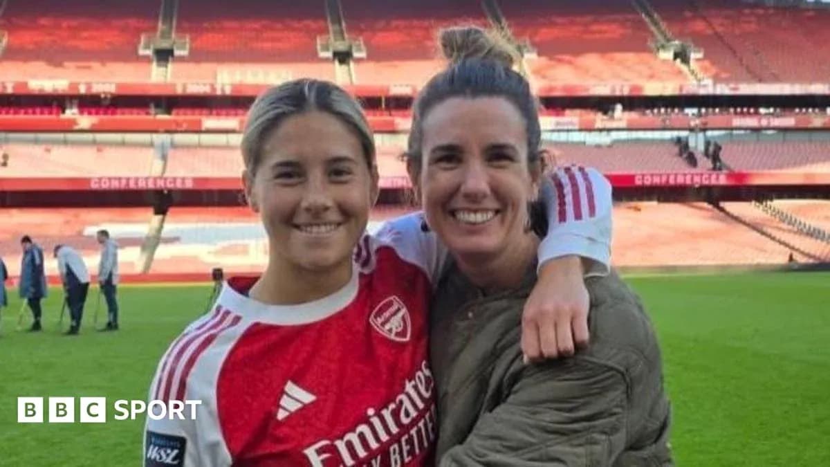 Dos jugadoras sonriendo en el estadio de Arsenal