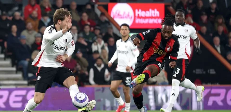 Jugador de Bournemouth disparando contra Fulham