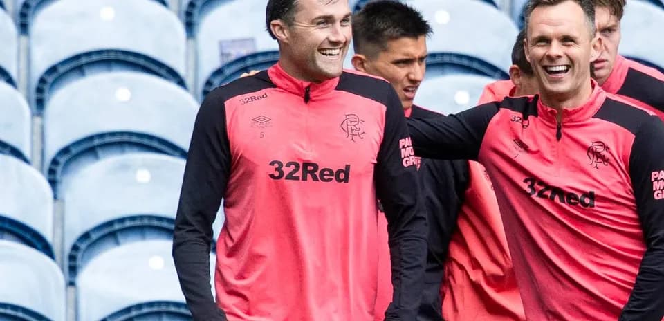 Jugadores de Rangers entrenando y sonriendo en el campo