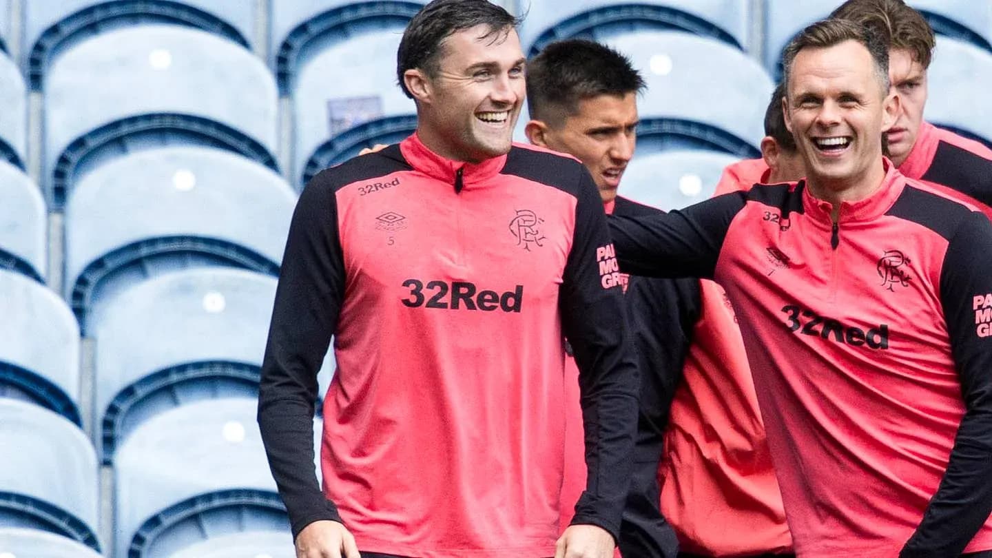 Jugadores de Rangers entrenando y sonriendo en el campo