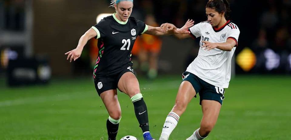 Jugadora de México intenta robar balón a rival