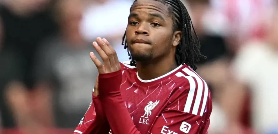 Jugador de Liverpool aplaudiendo en el campo