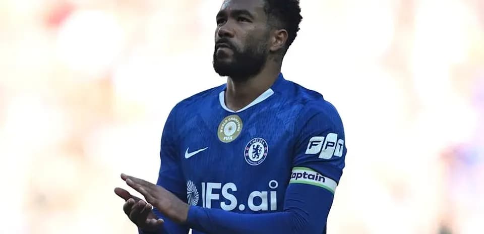 Jugador de Chelsea aplaudiendo durante el partido